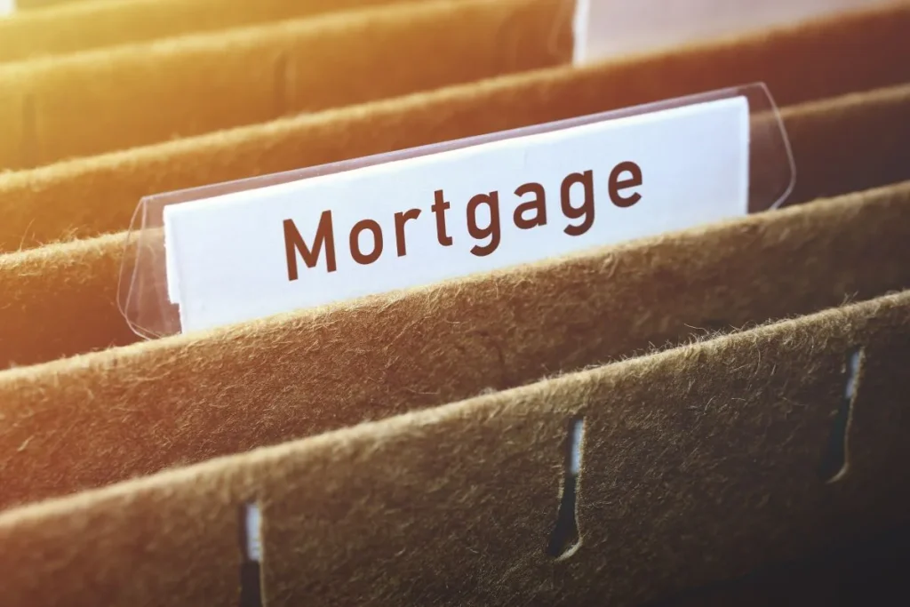 ABD’de mortgage kullanarak ev satın alma sürecini temsil eden dosya ve kredi belgeleri